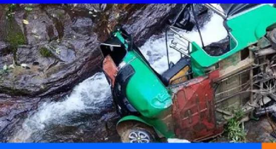 முச்சக்கரவண்டி கவிழ்ந்து விபத்து : இருவர் பலி